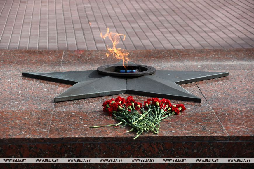 Память бессмертна: возложение цветов в Смоленске в сквере Памяти героев