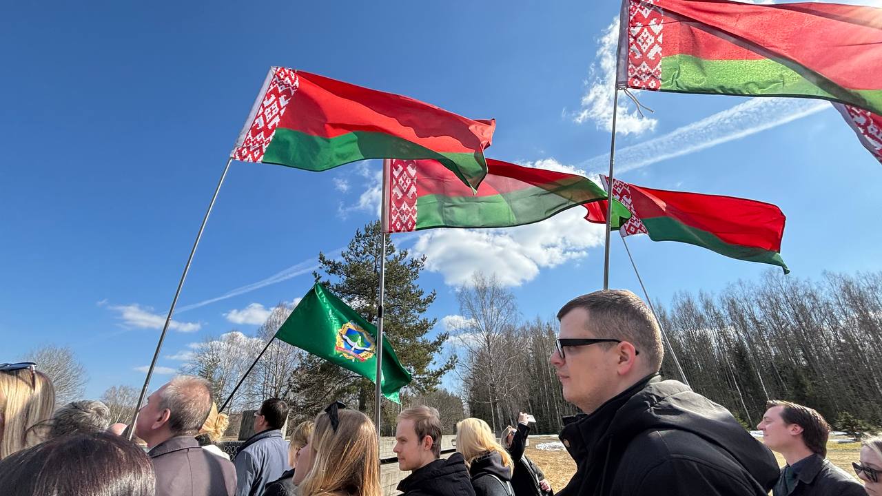 В Хатыни почтили память жертв трагедии: сотрудники РУП «ЦНИИКИВР» в составе делегации Министерства природных ресурсов и охраны окружающей среды приняли участие в памятной вахте